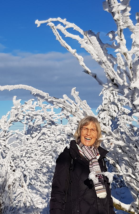 Yogalehrerin Beate Goldbach im Winter auf dem Großen Feldberg
