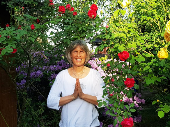 Namasté - Yogalehrerin Beate Goldbach im Garten